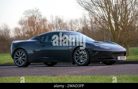 Stony Stratford, Großbritannien, 1. Januar 2024. Der schwarze Lotus Evora Car aus dem Jahr 2011 kommt bei Stony Stratford zum jährlichen festi für Oldtimer und Oldtimer zum Neujahrstag an Stockfoto