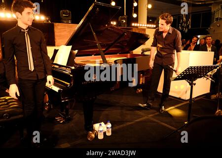 Alex Raineri am Klavier und Andreas Ottensamer, Klarinette, machen einen Bogen in der Yellow Lounge Sydney, einem Live-Musikevent in Sydney Stockfoto