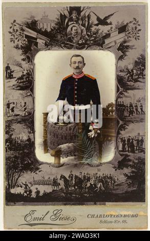 Porträt eines deutschen Soldaten, um 1890 - um 1910 Kabinettaufnahme mit Szenen aus dem Militärleben und ein Porträt Kaiser Wilhelm II Charlottenburger Zeitung. Anonyme historische Person aus Pappe porträtiert. Der Soldat, das Leben des Soldaten Stockfoto