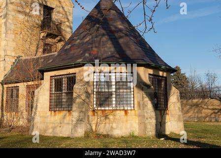 Dwight, Illinois – USA – 2. Januar 2024: Außenansicht des verlassenen Verwaltungsgebäudes des Dwight Correctional Center, eröffnet 1930, i Stockfoto