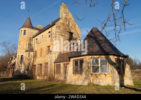 Dwight, Illinois – USA – 2. Januar 2024: Außenansicht des verlassenen Verwaltungsgebäudes des Dwight Correctional Center, eröffnet 1930, i Stockfoto