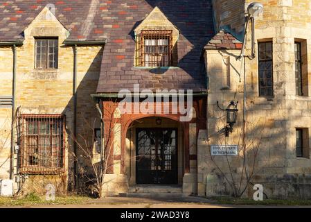 Dwight, Illinois – USA – 2. Januar 2024: Außenansicht des verlassenen Verwaltungsgebäudes des Dwight Correctional Center, eröffnet 1930, i Stockfoto