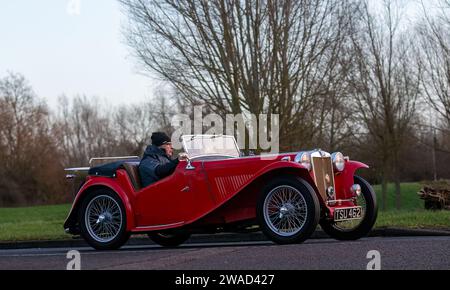 Stony Stratford, Großbritannien, 1. Januar 2024. 1949 Red MG TC Oldtimer kommt bei Stony Stratford zum jährlichen festi Oldtimer und Oldtimer am Neujahrstag an Stockfoto