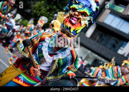 Pasto, Kolumbien. Januar 2024. Während der Canto a la Tierra Künstlerparade des Karnevals von Negros y Blancos (Karneval der Schwarzen und Weißen) in Pasto, Narino, Kolumbien, am 3. Januar 2024. Foto: Camilo Erasso/Long Visual Press Credit: Long Visual Press/Alamy Live News Stockfoto