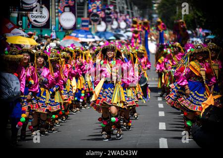 Pasto, Kolumbien. Januar 2024. Während der Canto a la Tierra Künstlerparade des Karnevals von Negros y Blancos (Karneval der Schwarzen und Weißen) in Pasto, Narino, Kolumbien, am 3. Januar 2024. Foto: Camilo Erasso/Long Visual Press Credit: Long Visual Press/Alamy Live News Stockfoto