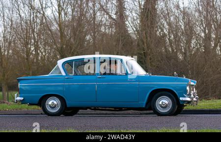 Stony Stratford, Großbritannien, 1. Januar 2024. 1964 blaues Hillman Super Minx Auto, das in Stony Stratford für das jährliche Neujahrstag Oldtimer und Oldtimer ankommt Stockfoto