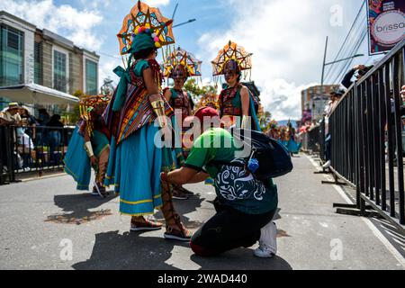 Pasto, Kolumbien. Januar 2024. Während der Canto a la Tierra Künstlerparade des Karnevals von Negros y Blancos (Karneval der Schwarzen und Weißen) in Pasto, Narino, Kolumbien, am 3. Januar 2024. Foto: Camilo Erasso/Long Visual Press Credit: Long Visual Press/Alamy Live News Stockfoto