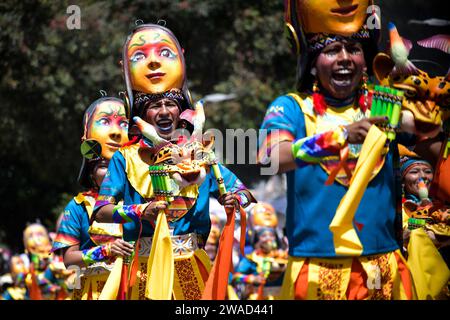 Pasto, Kolumbien. Januar 2024. Während der Canto a la Tierra Künstlerparade des Karnevals von Negros y Blancos (Karneval der Schwarzen und Weißen) in Pasto, Narino, Kolumbien, am 3. Januar 2024. Foto: Camilo Erasso/Long Visual Press Credit: Long Visual Press/Alamy Live News Stockfoto