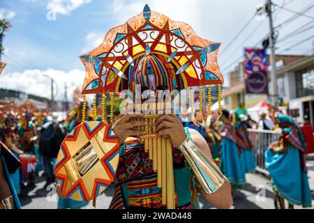 Pasto, Kolumbien. Januar 2024. Während der Canto a la Tierra Künstlerparade des Karnevals von Negros y Blancos (Karneval der Schwarzen und Weißen) in Pasto, Narino, Kolumbien, am 3. Januar 2024. Foto: Camilo Erasso/Long Visual Press Credit: Long Visual Press/Alamy Live News Stockfoto