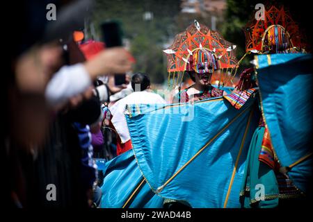 Pasto, Kolumbien. Januar 2024. Während der Canto a la Tierra Künstlerparade des Karnevals von Negros y Blancos (Karneval der Schwarzen und Weißen) in Pasto, Narino, Kolumbien, am 3. Januar 2024. Foto: Camilo Erasso/Long Visual Press Credit: Long Visual Press/Alamy Live News Stockfoto