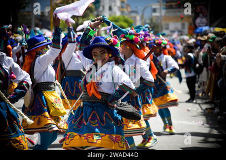 Pasto, Kolumbien. Januar 2024. Während der Canto a la Tierra Künstlerparade des Karnevals von Negros y Blancos (Karneval der Schwarzen und Weißen) in Pasto, Narino, Kolumbien, am 3. Januar 2024. Foto: Camilo Erasso/Long Visual Press Credit: Long Visual Press/Alamy Live News Stockfoto