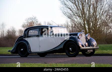 Stony Stratford, Großbritannien, 1. Januar 2024. JAGUAR SS-Fahrzeug kommt zum jährlichen Neujahrsfest für Oldtimer und Oldtimer in Stony Stratford an. Stockfoto