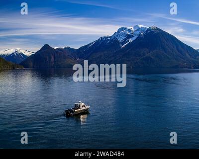 Luftbild des maßgeschneiderten „Ambient Light“ / Vancouver Island Photo Tours Boot in Knight Inlet in der Nähe von Glendale Cove, traditionelles Gebiet von Stockfoto