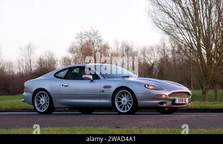 Stony Stratford, Großbritannien, 1. Januar 2024. 1998 silbernes Aston Martin DB7-Auto kommt in Stony Stratford zum jährlichen Neujahrstag Oldtimer und Oldtimer an Stockfoto