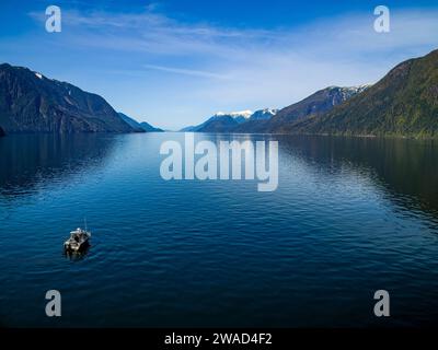 Luftbild des maßgeschneiderten „Ambient Light“ / Vancouver Island Photo Tours Boot in Knight Inlet in der Nähe von Glendale Cove, traditionelles Gebiet von Stockfoto