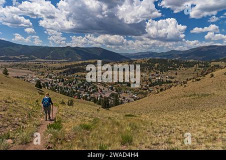 USA, Colorado, Creede, Rückansicht einer Frau, die in der Nähe der Stadt wandert Stockfoto