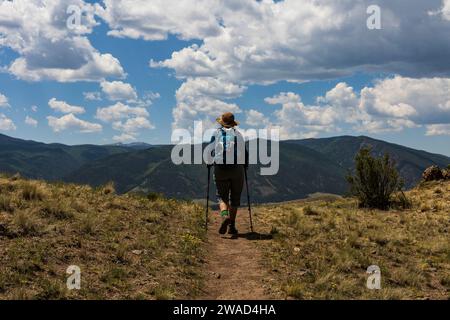 USA, Colorado, Creede, Rückansicht einer Frau, die in den San Juan Mountains wandert Stockfoto