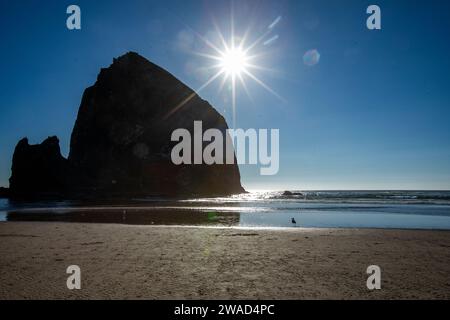 USA, Oregon, Silhouette des Haystack Rock am Cannon Beach Stockfoto