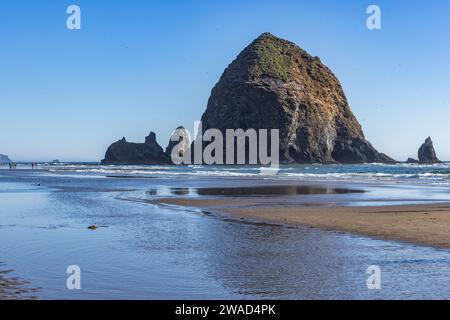USA, Oregon, Haystack Rock am Cannon Beach an sonnigen Tagen Stockfoto