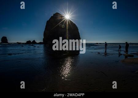 USA, Oregon, Silhouette des Haystack Rock am Cannon Beach Stockfoto