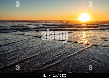 Sonnenuntergang über dem Meer am Cannon Beach Stockfoto