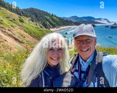 USA, Oregon, Seniorenpaar posiert für Selfie in der Nähe von Cannon Beach Stockfoto