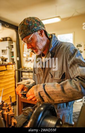 Ein leitender Handwerker aus Holz und Metall arbeitet in der Werkstatt mit Werkzeugen Stockfoto