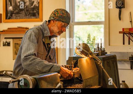 Ein leitender Handwerker aus Holz und Metall arbeitet in der Werkstatt mit Werkzeugen Stockfoto