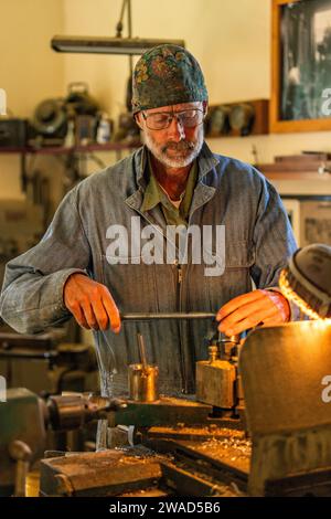 Ein leitender Handwerker aus Holz und Metall arbeitet in der Werkstatt mit Werkzeugen Stockfoto