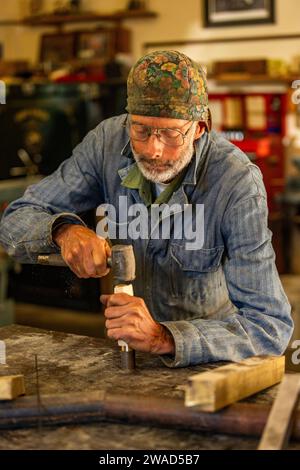 Ein leitender Handwerker aus Holz und Metall arbeitet in der Werkstatt mit Werkzeugen Stockfoto