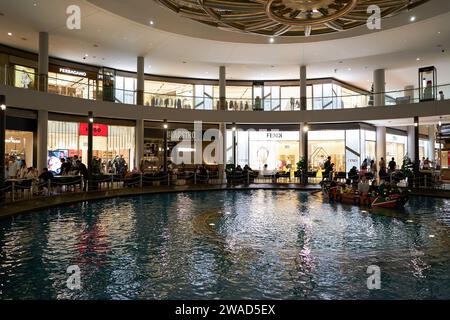 SINGAPUR - 5. NOVEMBER 2023: Der Rain Oculus über dem Einkaufszentrum Kanal in den Shoppes at Marina Bay Sands. Stockfoto