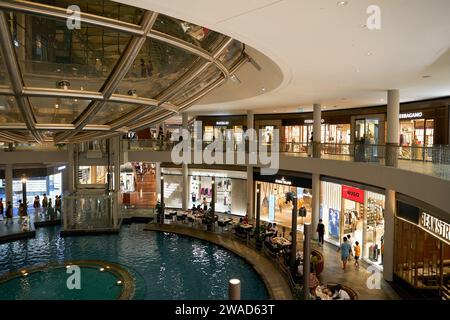 SINGAPUR - 5. NOVEMBER 2023: Der Rain Oculus über dem Einkaufszentrum Kanal in den Shoppes at Marina Bay Sands. Stockfoto