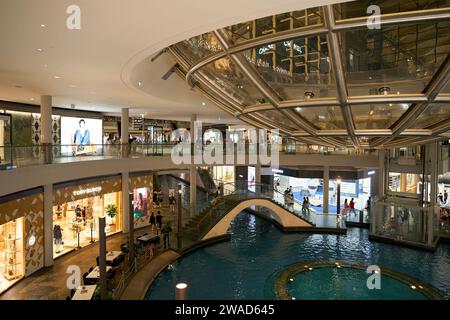 SINGAPUR - 5. NOVEMBER 2023: Der Rain Oculus über dem Einkaufszentrum Kanal in den Shoppes at Marina Bay Sands. Stockfoto