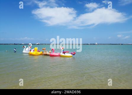 Maceió, Brasilien, 5. Oktober 2023. Bojen für Touristen, am Strand von Barra de São Miguel, im Bundesstaat Alagoas in der nordöstlichen Region von B Stockfoto