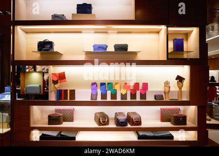 SINGAPUR - 05. NOVEMBER 2023: Waren werden im Laden von Louis Vuitton im Marina Bay Sands ausgestellt Stockfoto