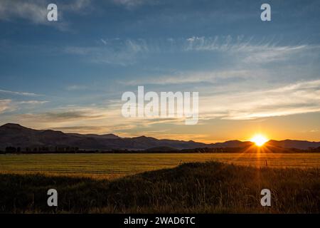 USA, Idaho, Bellevue, Sonne untergeht hinter den Ausläufern in ländlicher Landschaft Stockfoto