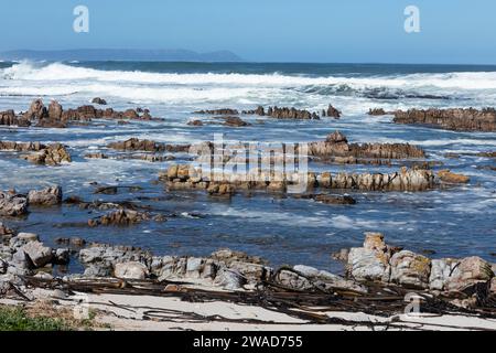 Südafrika, Hermanus, felsige Küste und Meer am Onrus Beach Stockfoto