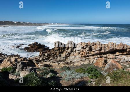 Südafrika, Hermanus, felsige Küste und Meer am Onrus Beach Stockfoto