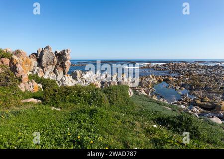 Südafrika, Rocky Coast und Onrus Beach an sonnigen Tagen Stockfoto