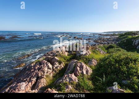 Südafrika, Hermanus, Rocky Coast und Onrus Beach an sonnigen Tagen Stockfoto