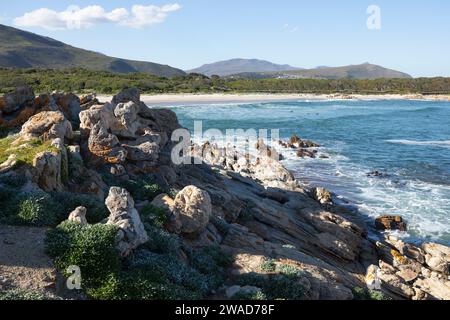 Südafrika, Onrust, Onrus Beach, Rocky Coast und Onrus Beach an sonnigen Tagen Stockfoto