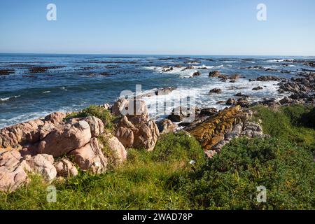 Südafrika, Onrus, Onrus Beach, Rocky Coast und Onrus Beach an sonnigen Tagen Stockfoto