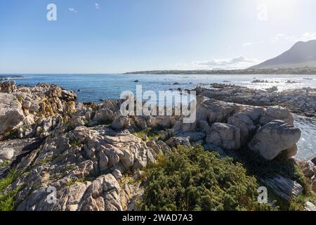 Südafrika, Rocky Coast und Onrus Beach an sonnigen Tagen Stockfoto