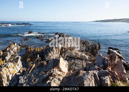 Südafrika, Rocky Coast und Onrus Beach an sonnigen Tagen Stockfoto