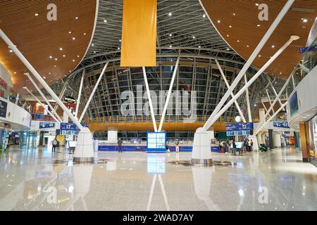 KUALA LUMPUR, MALAYSIA – CA. MAI 2023: Innenaufnahme des Internationalen Flughafens Kuala Lumpur. Stockfoto