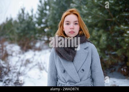 Porträt einer jungen Frau, die in verschneiten Landschaften steht Stockfoto