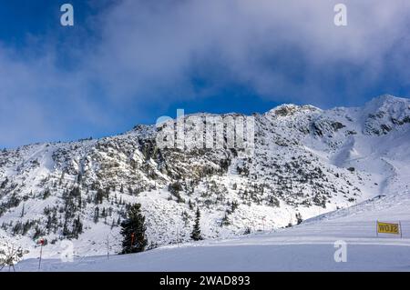 Ein Blick auf den Gipfel des Blackcomb Mountain mit einer Skipiste im Vordergrund vom Whistler Village Gondelanlegeplatz in Backcomb Mountain, BC, CA Stockfoto