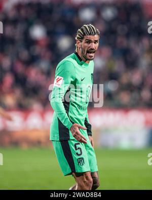 Girona, Spanien. Januar 2024. De Paul von Atlético de Madrid reagiert beim LALIGA EA-SPORTSPIEL zwischen Girona F.C und Atlético de Madrid in Estadi Montilivi. Endergebnis: Girona 4:3 Atlético de Madrid. Quelle: SOPA Images Limited/Alamy Live News Stockfoto