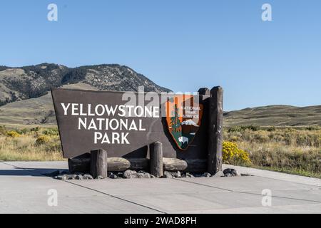 Gardiner, Montana - 16. September 2023: Schild für den Nordeingang zum Yellowstone-Nationalpark. Stockfoto