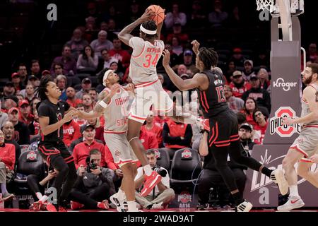 Columbus, Ohio, USA. Januar 2024. Der Ohio State Buckeyes Center Felix Okpara (34) kommt während des Spiels zwischen den Rutgers Scarlett Knights und den Ohio State Buckeyes in der Value City Arena in Columbus, Ohio, mit einem defensiven Rückschlag. (Kreditbild: © Scott Stuart/ZUMA Press Wire) NUR REDAKTIONELLE VERWENDUNG! Nicht für kommerzielle ZWECKE! Stockfoto